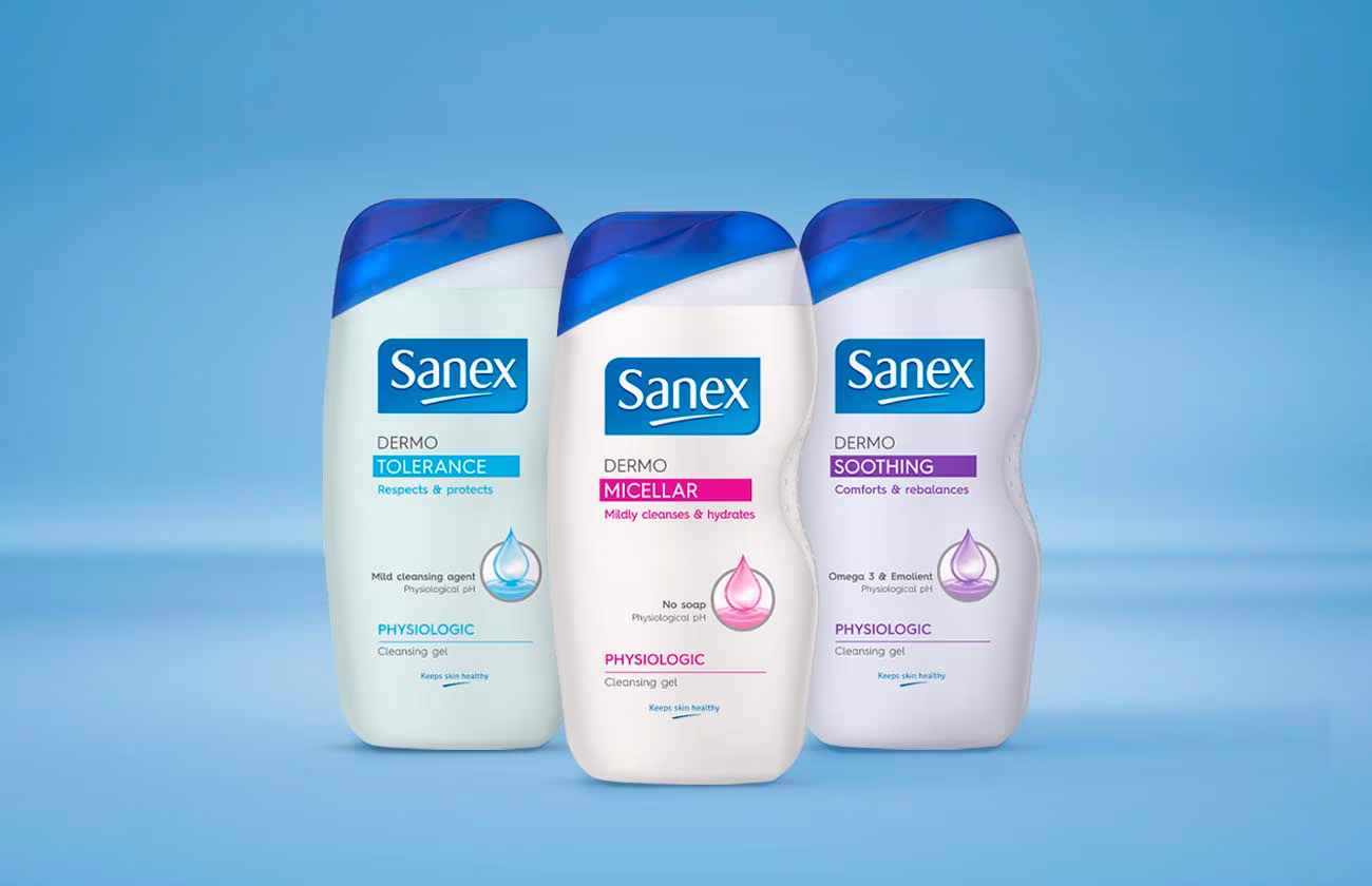 Drie verschillende Sanex Dermo reinigingsgels naast elkaar: de varianten Tolerance, Micellar en Soothing, elk met hun eigen kleuraccent.